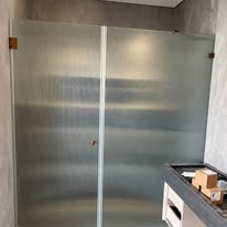 מחיצת זכוכית מותאמת אישית בבית לקוח